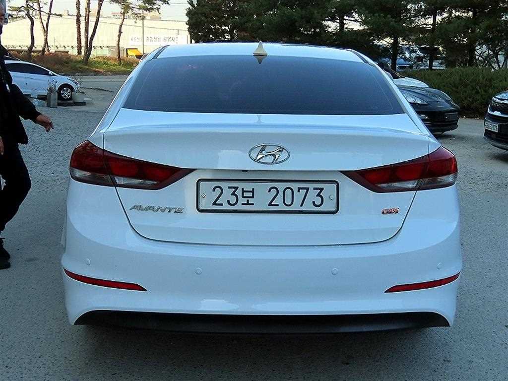 HYUNDAI Avante - Vista 4