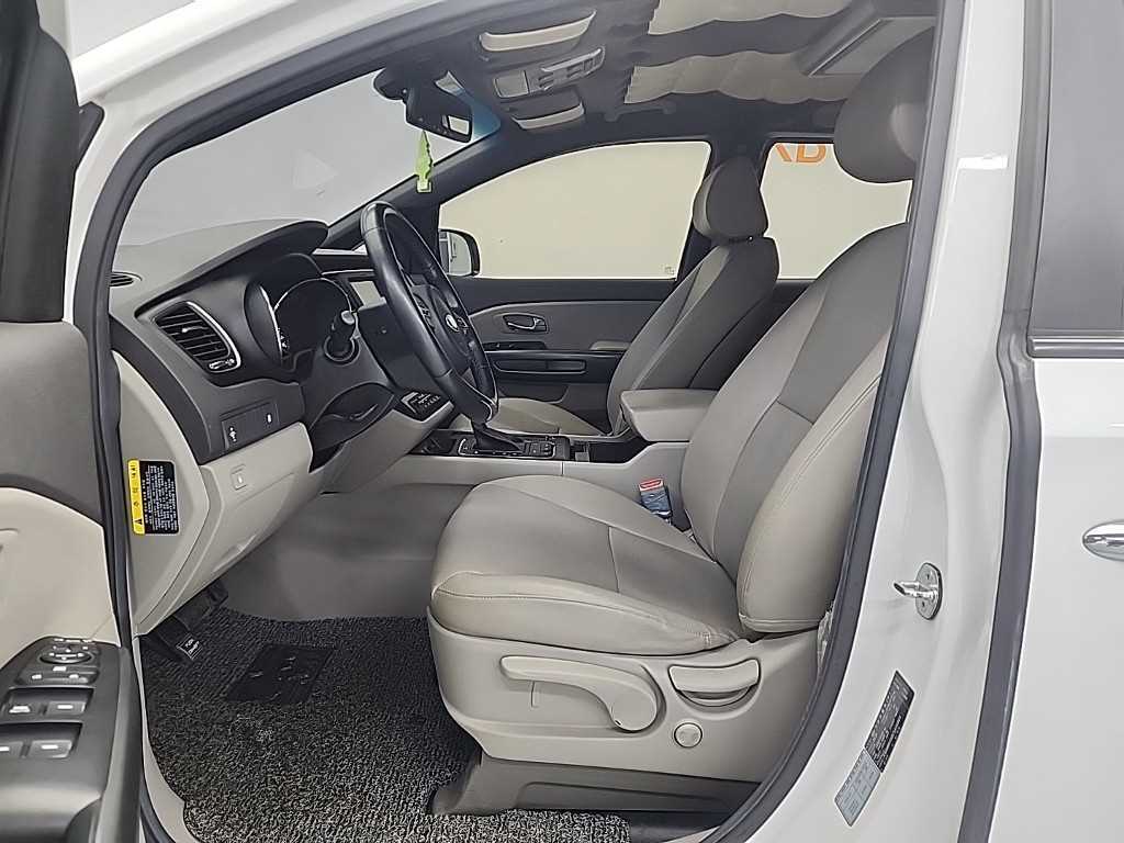 KIA Carnival - Vista 11