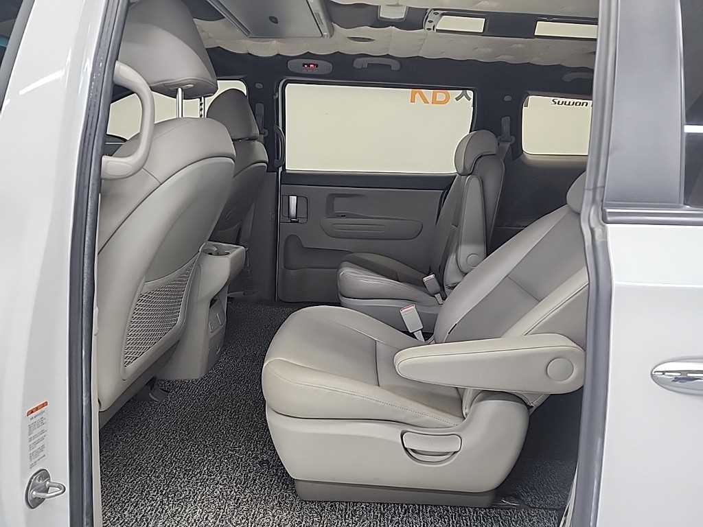 KIA Carnival - Vista 12