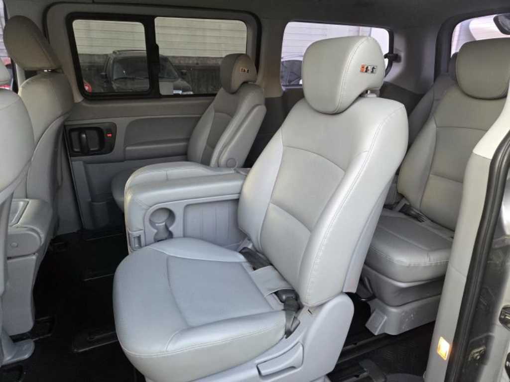 HYUNDAI Starex - Vista 10