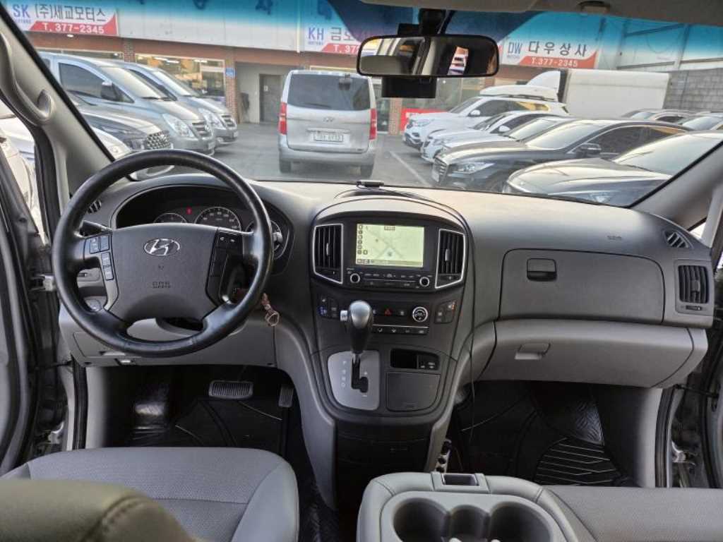 HYUNDAI Starex - Vista 8