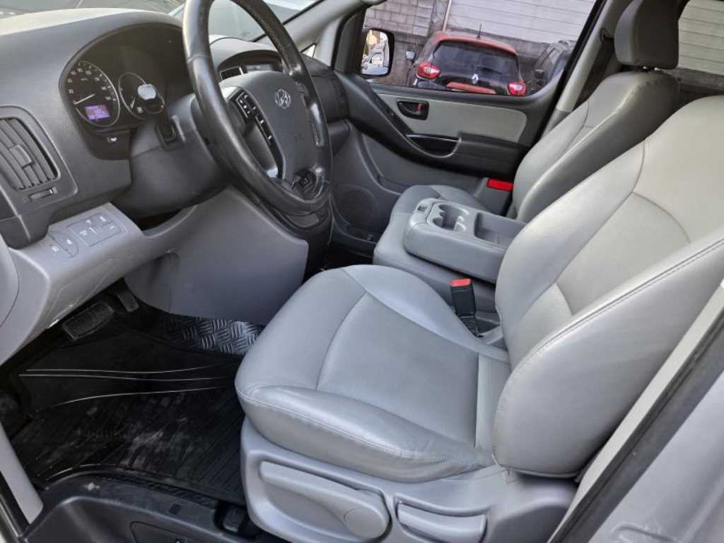 HYUNDAI Starex - Vista 7