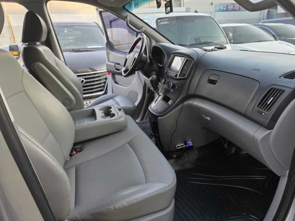 HYUNDAI Starex - Vista 9