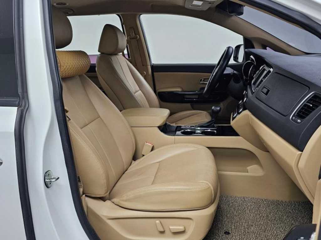 KIA Carnival - Vista 10