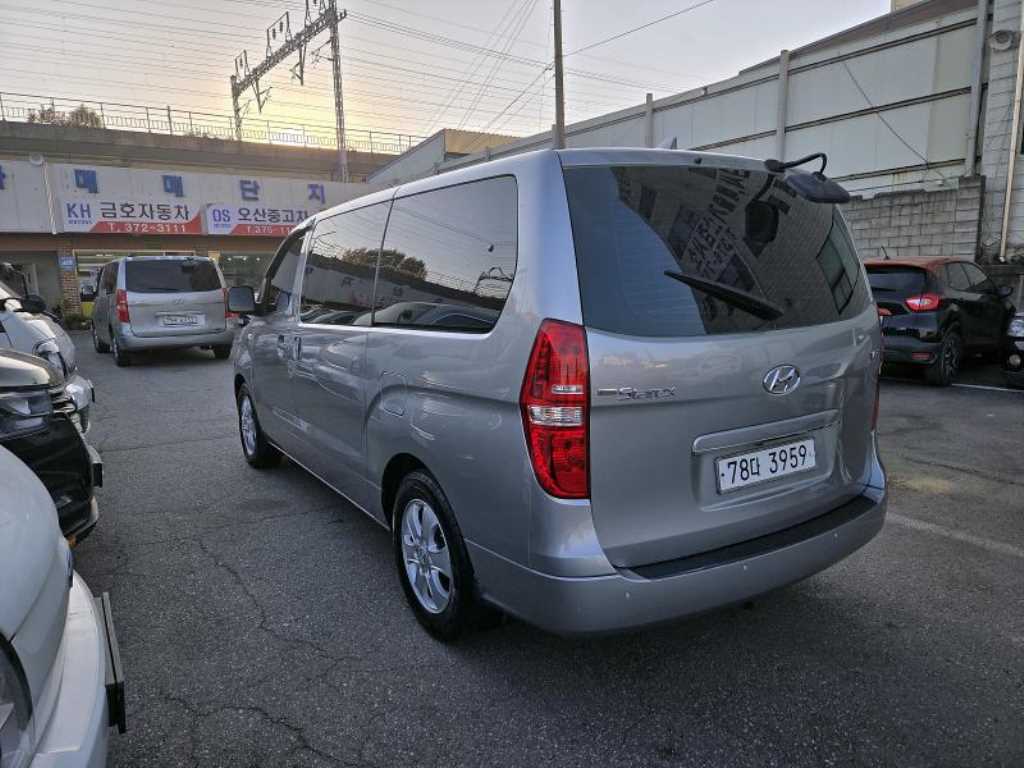 HYUNDAI Starex - Vista 6