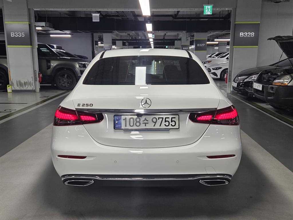 Mercedes Benz E class - Vista 5