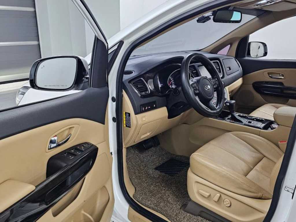KIA Carnival - Vista 11