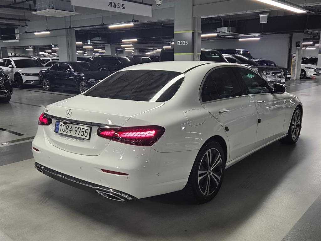 Mercedes Benz E class - Vista 4