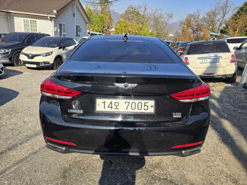 HYUNDAI Genesis - Vista 5