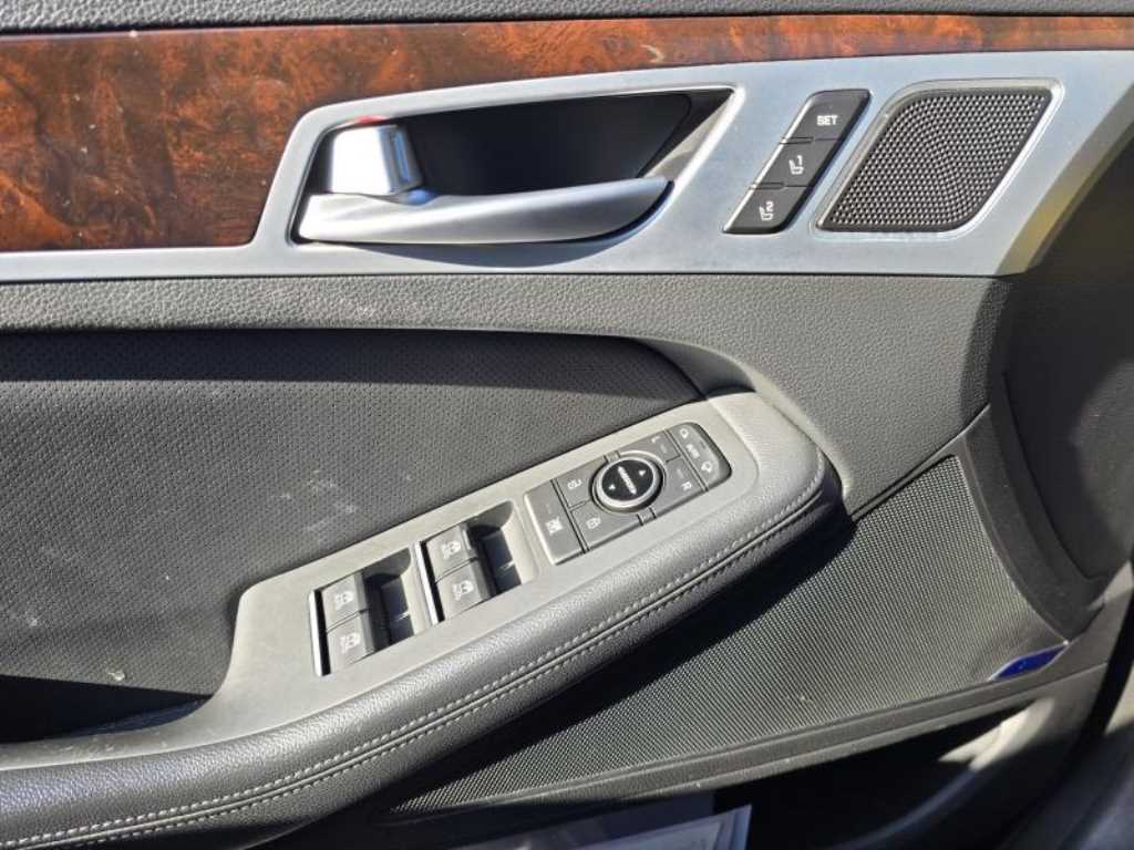 HYUNDAI Genesis - Vista 10