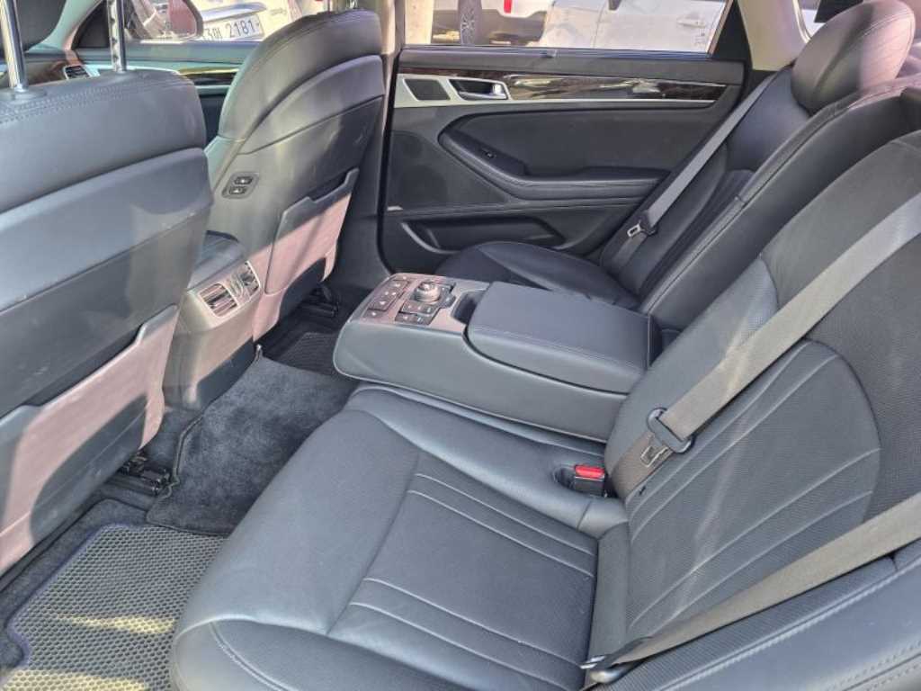 HYUNDAI Genesis - Vista 8