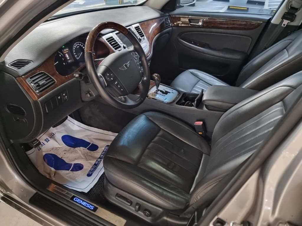 HYUNDAI Genesis - Vista 6