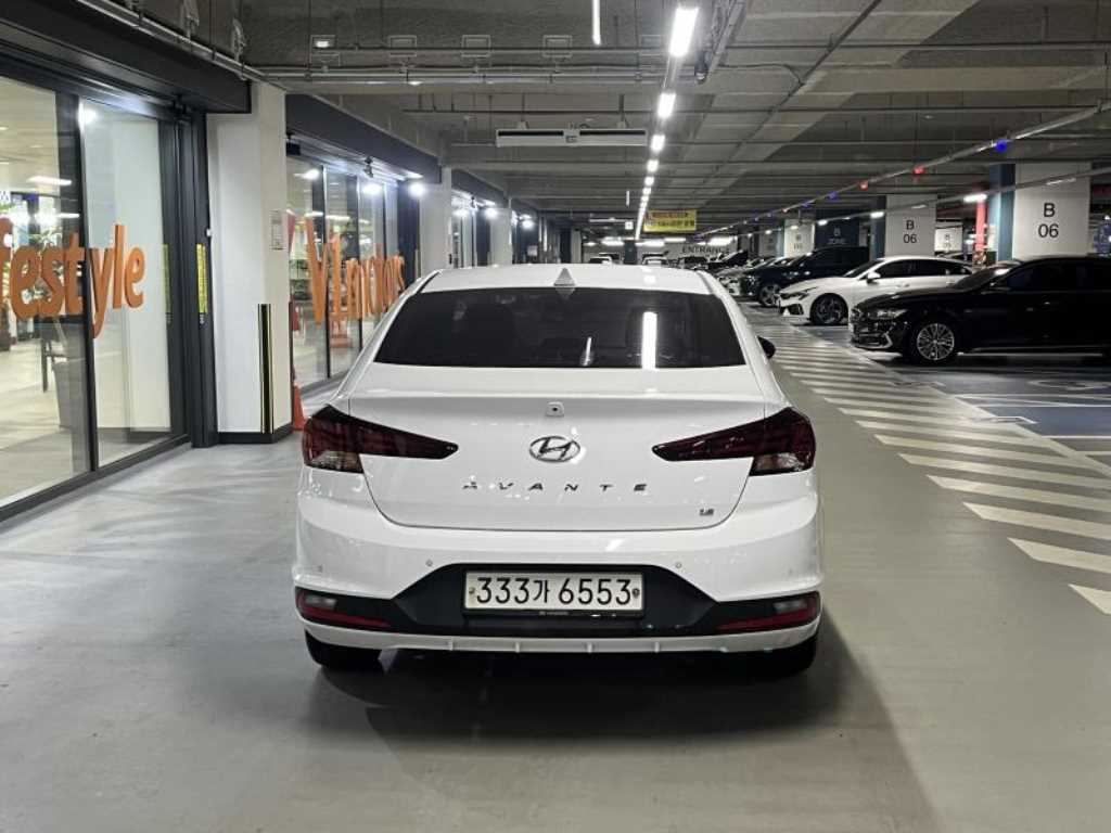 HYUNDAI Avante - Vista 5