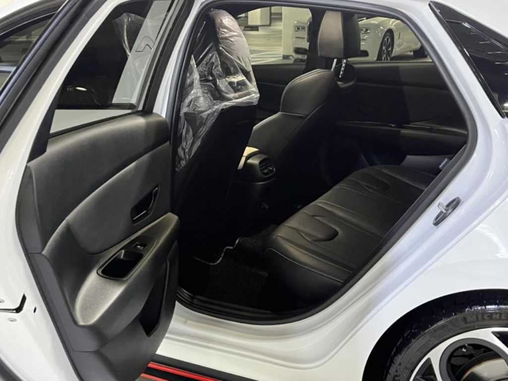 HYUNDAI Avante - Vista 12