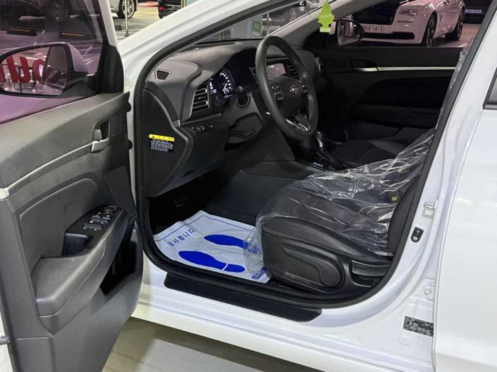 HYUNDAI Avante - Vista 12