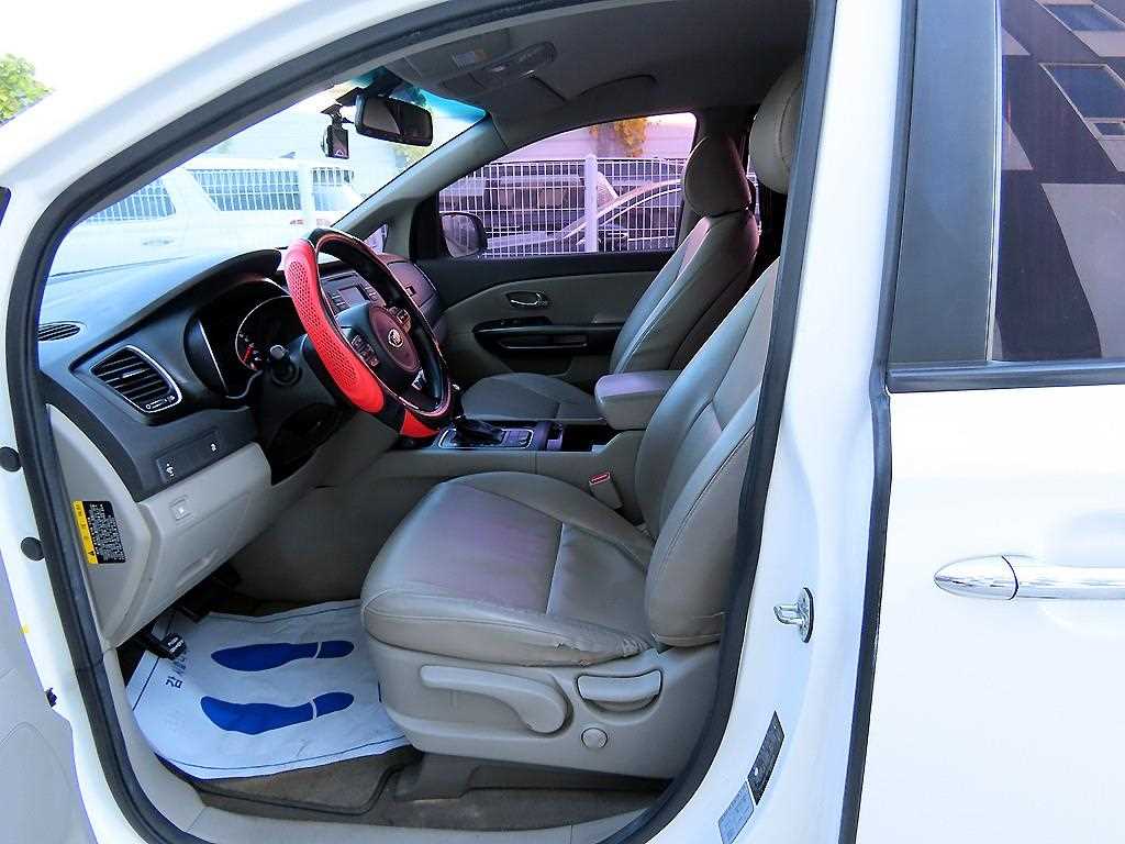 KIA Carnival - Vista 5