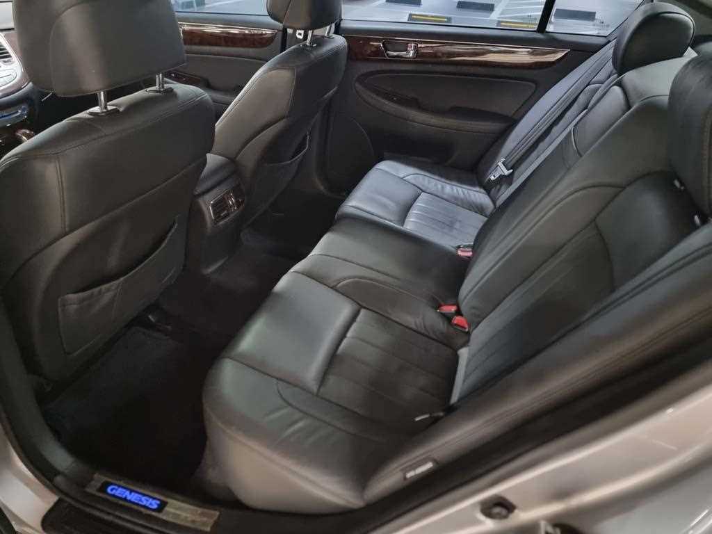 HYUNDAI Genesis - Vista 7