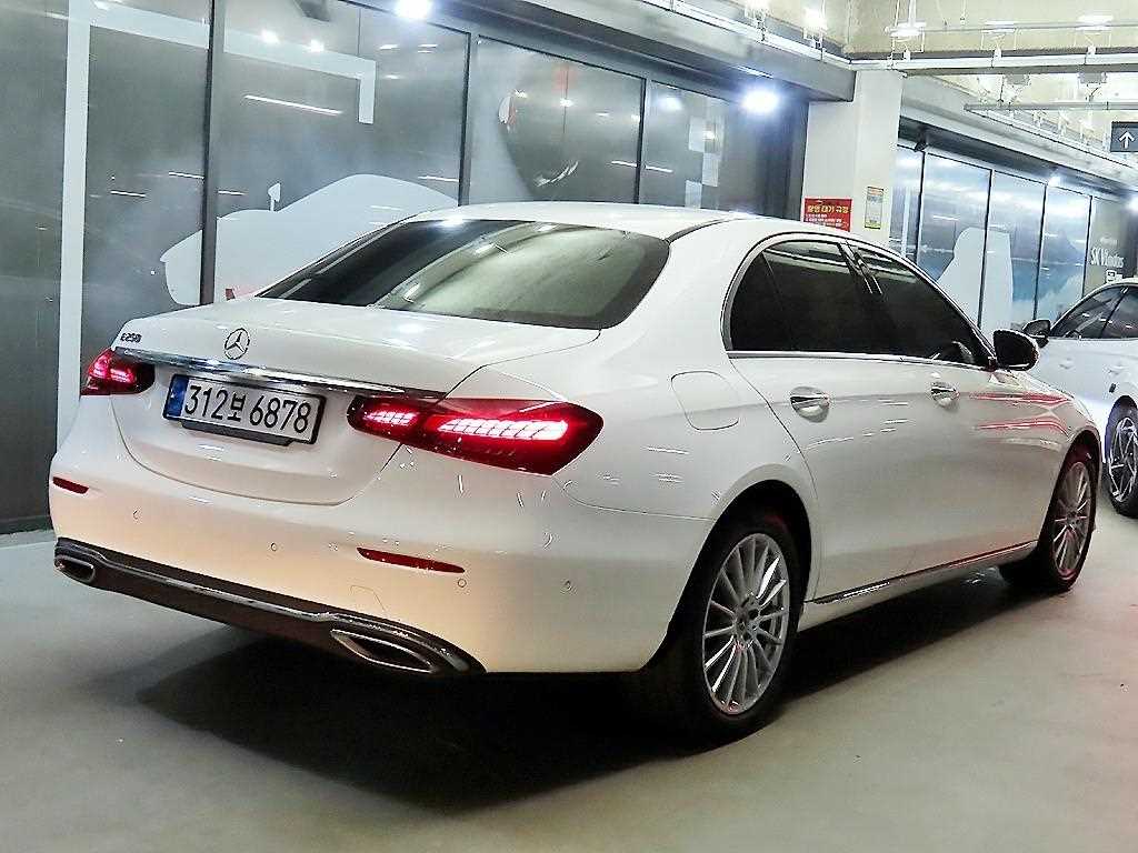 Mercedes Benz E class - Vista 4