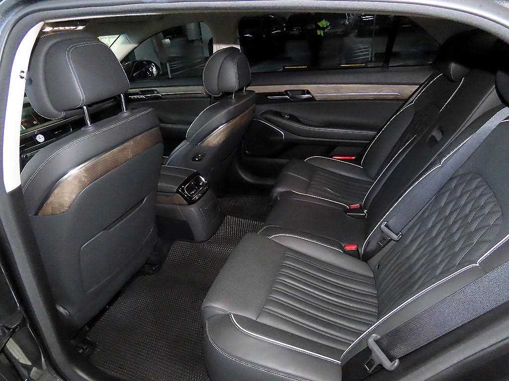 Genesis G90 - Vista 7