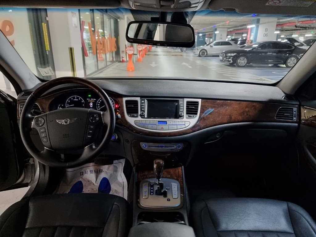 HYUNDAI Genesis - Vista 10