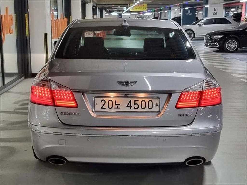 HYUNDAI Genesis - Vista 5