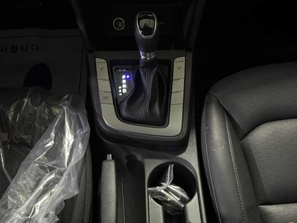 HYUNDAI Avante - Vista 10