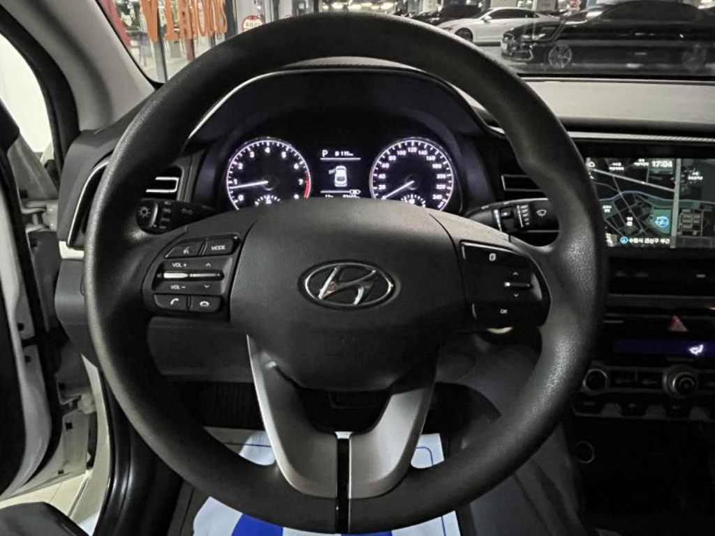 HYUNDAI Avante - Vista 9