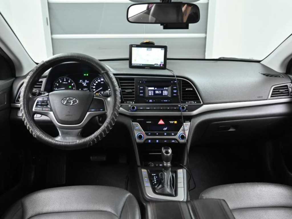 HYUNDAI Avante - Vista 7