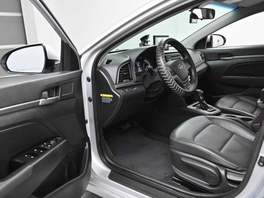 HYUNDAI Avante - Vista 11