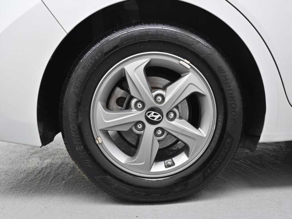 HYUNDAI Avante - Vista 5