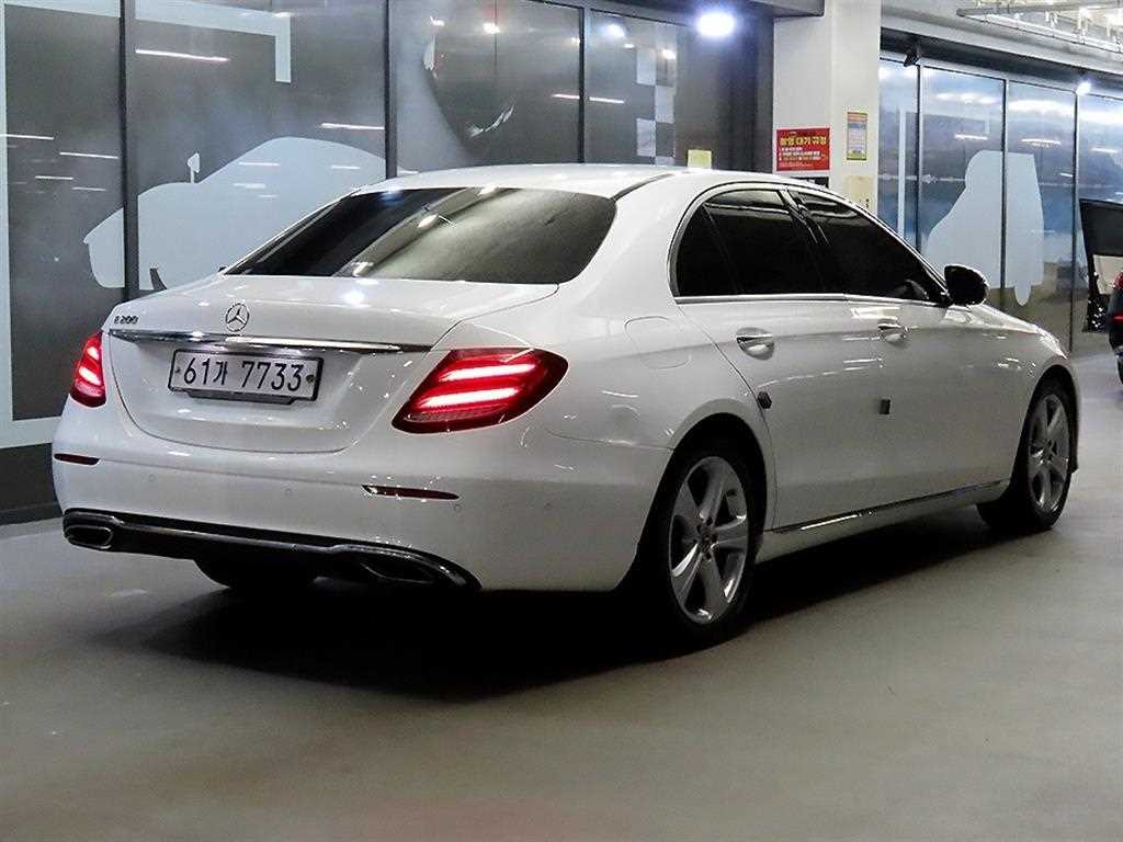 Mercedes Benz E class - Vista 4