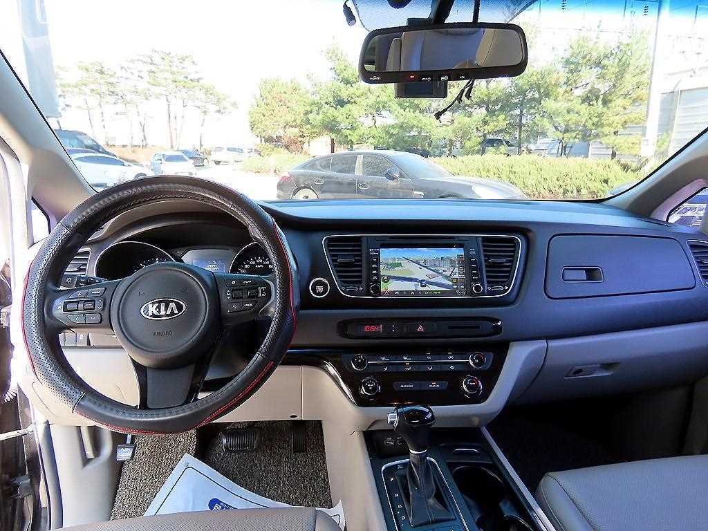KIA Carnival - Vista 8