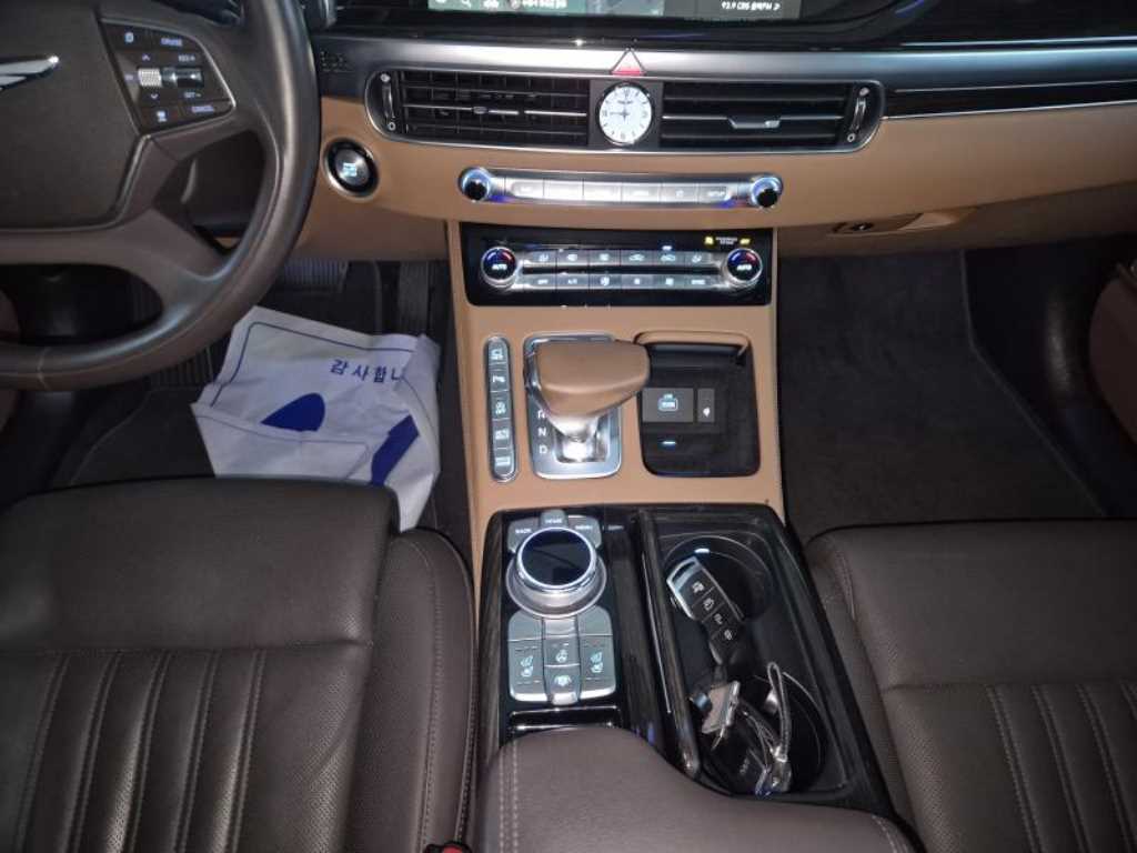 Genesis G90 - Vista 10