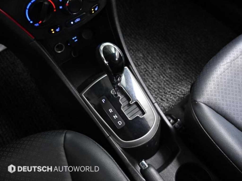 HYUNDAI Accent - Vista 9