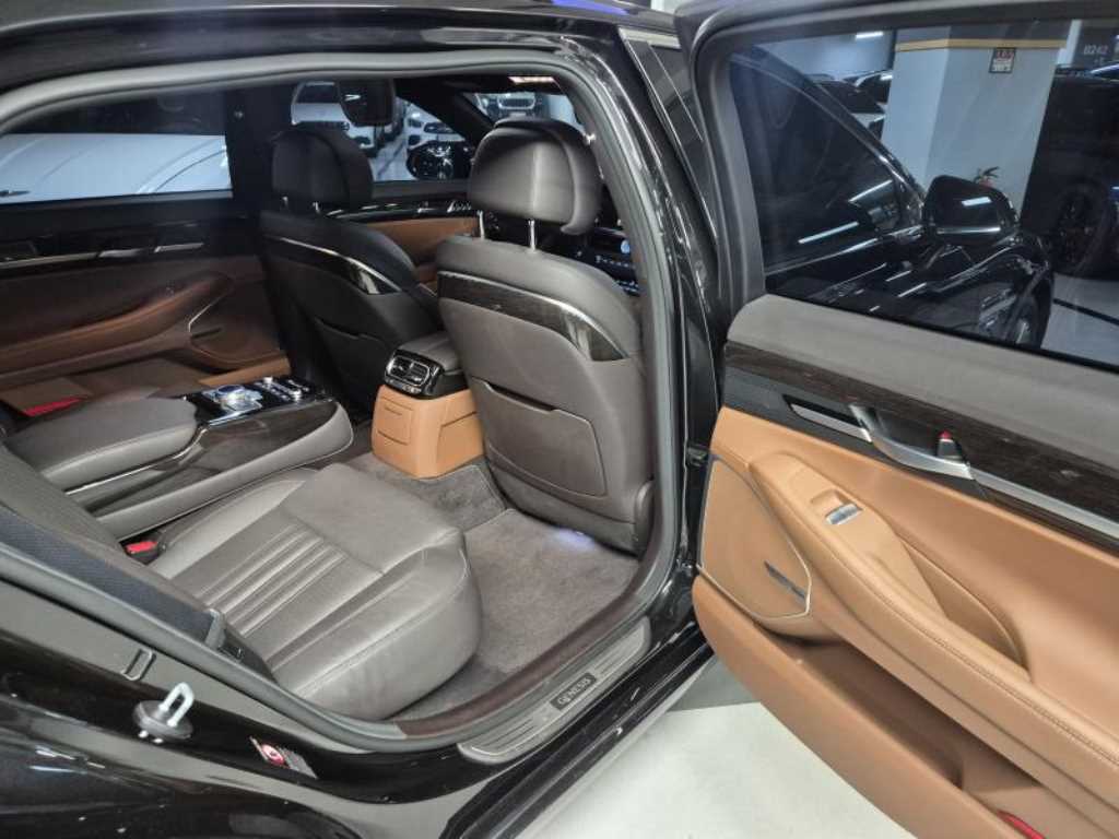 Genesis G90 - Vista 12