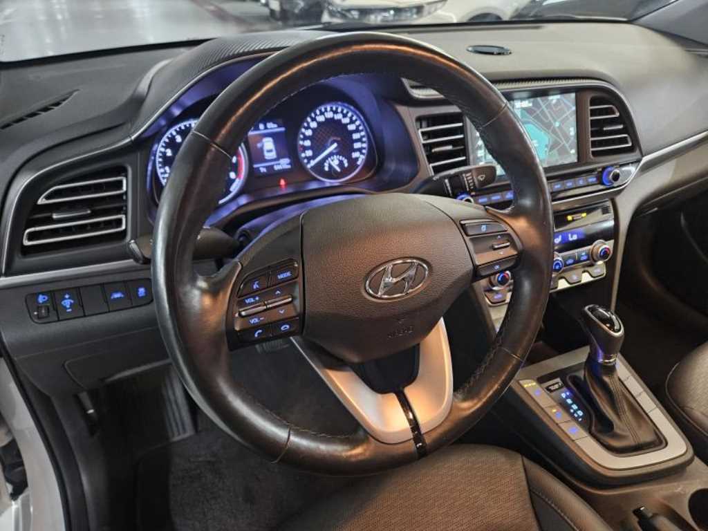 HYUNDAI Avante - Vista 7