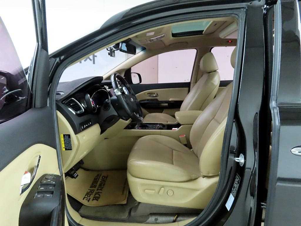 KIA Carnival - Vista 12