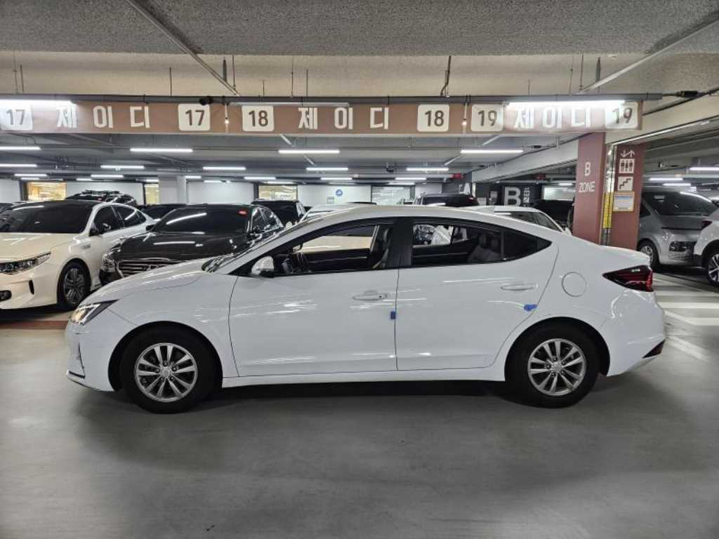 HYUNDAI Avante - Vista 3