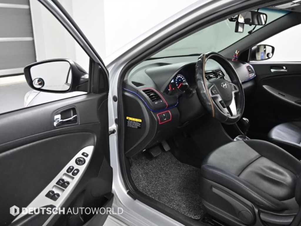 HYUNDAI Accent - Vista 11