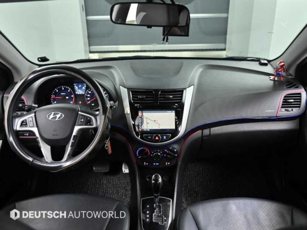 HYUNDAI Accent - Vista 7