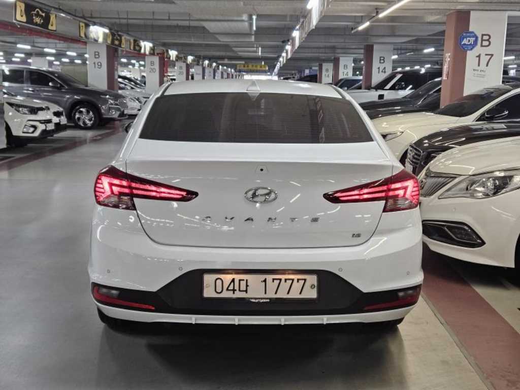 HYUNDAI Avante - Vista 5