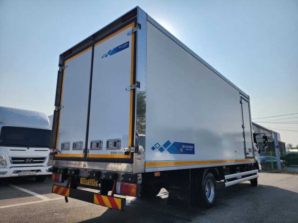 medium and large cargo truck - Vista 6