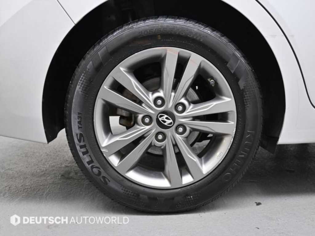 HYUNDAI Avante - Vista 5