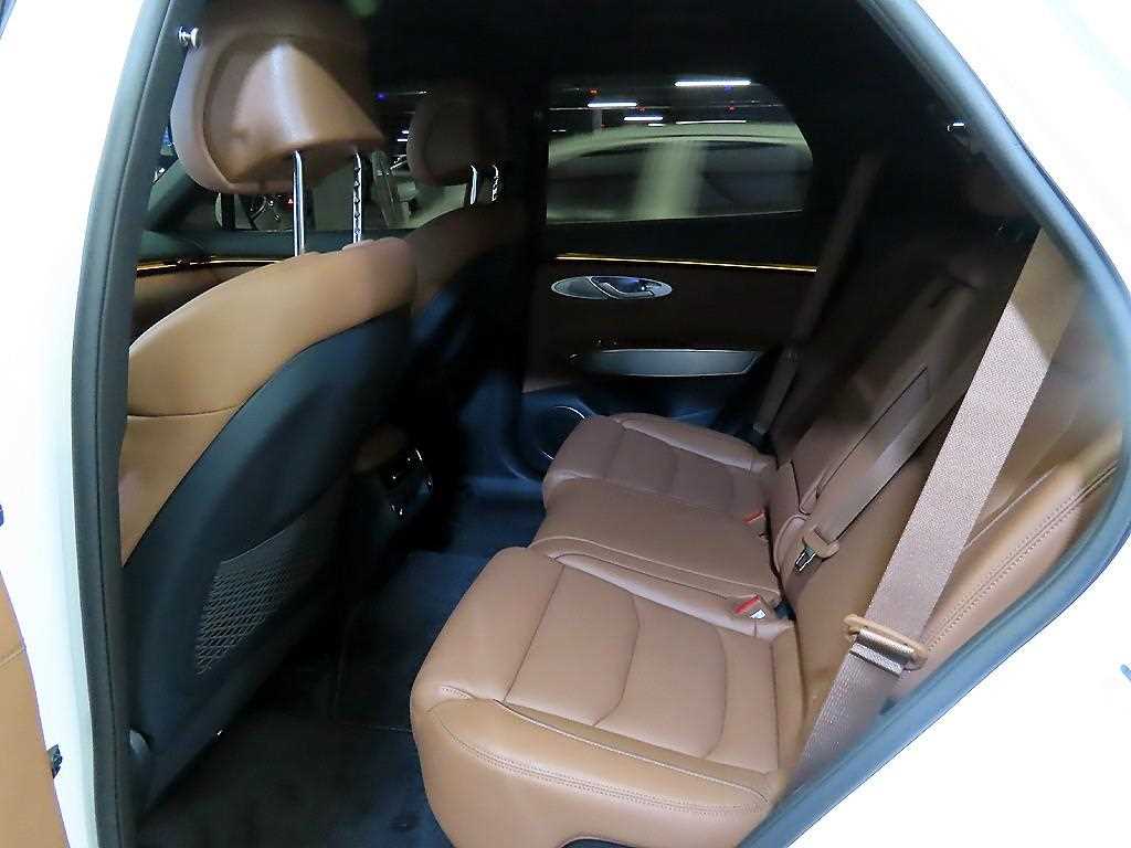 Genesis GV70 - Vista 7