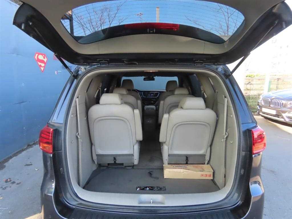 KIA Carnival - Vista 5