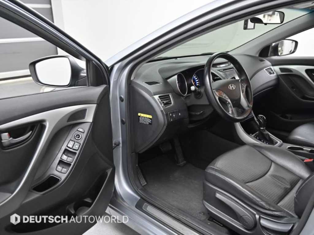 HYUNDAI Avante - Vista 11