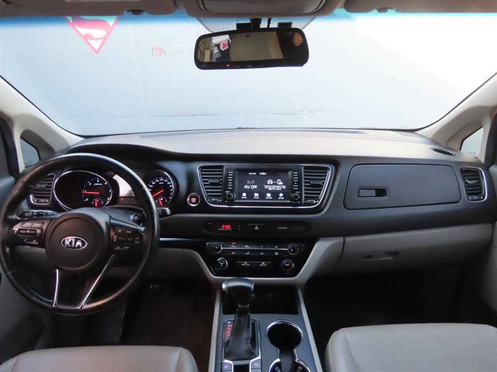 KIA Carnival - Vista 9