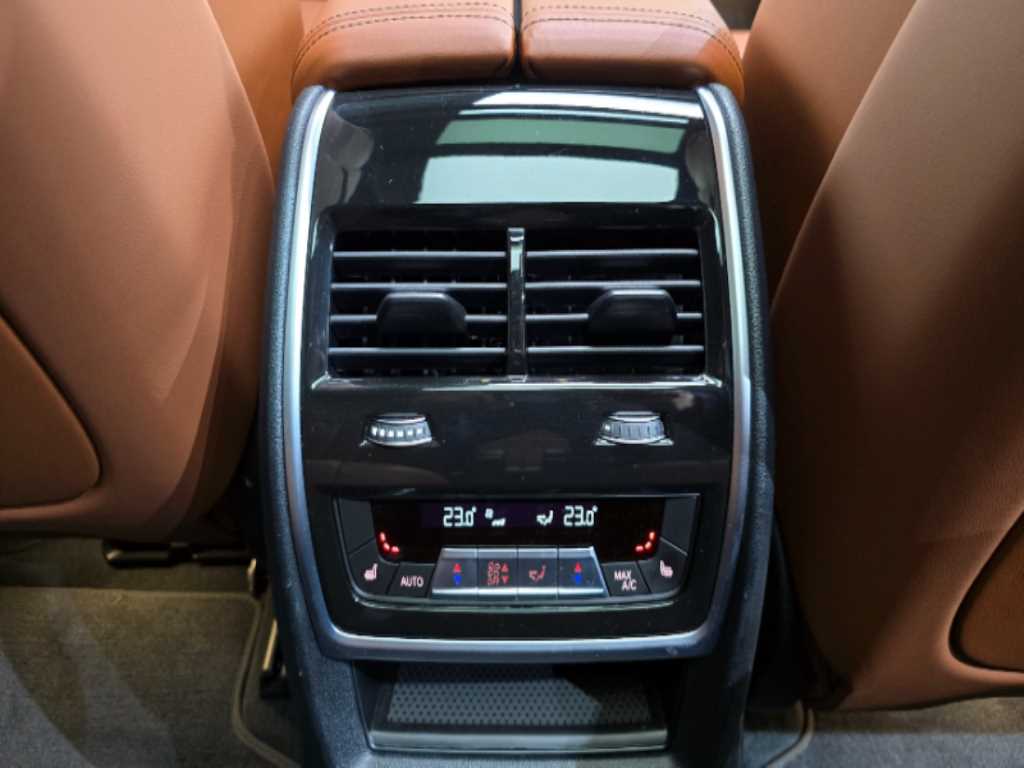 BMW X7 - Vista 8