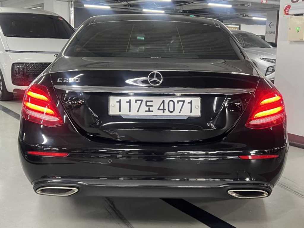 Mercedes Benz E class - Vista 4
