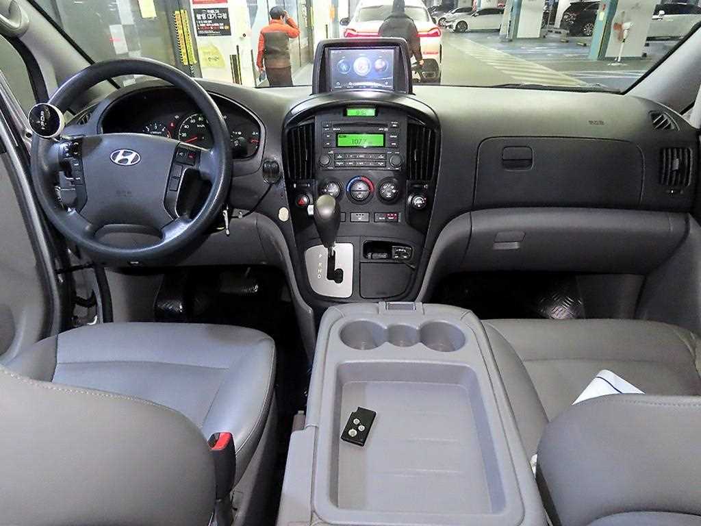 HYUNDAI Starex - Vista 10